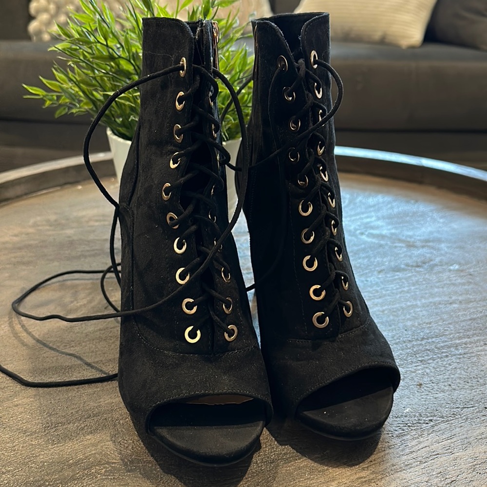 7.5 black heels.